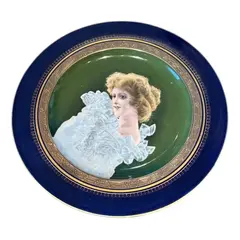 Foto de um(a) Antigo Prato Art Nouveau Rosto Dama Porcelana Limoges Azul, da categoria de Pratos Decorativos. Antigo prato artístico em porcelana francesa, cor azul cobalto. Pintado à mão. Original do início do século XX.Medida 24cm. Vendido no marketplace Trésors.