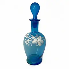 Foto de um(a) Antiga Garrafa Licoreira Mary Gregory Veneziano Art Nouveau, da categoria de Garrafas. Escola Mary Gregory. Antigo garrafa em vidro artístico veneziano ricamente pintada à mão, com esmalte branco. Início do... Vendido no marketplace Trésors.