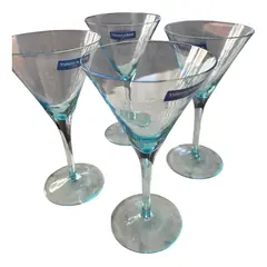 Foto de um(a) Antigo Conjunto Quatro Taças Martini Cristal Villeroy Boch, da categoria de Taças. Belíssimo conjunto com quatro grandes taças para Martini em cristal alemão, da Cristallerie Villeroy & Boch. Modelo Acqua... Vendido no marketplace Trésors.