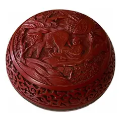 Foto de um(a) Antiga Caixa Decorativa Potiche Porta Joias Japonês Cinnabar, da categoria de Cestos e Caixas. Antiga e linda caixa decorativa porta joias oriental em bronze, técnica Cloisonné com laca vermelha dita Cinnabar, a parte... Vendido no marketplace Trésors.