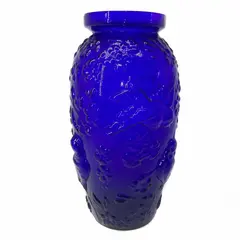 Foto de um(a) Antigo Vaso Art Deco Pássaros Vidro Francês Azul Cobalto, da categoria de Vasos. Antigo e belíssimo vaso em vidro francês azul cobalto com decoração de pássaros e flores relevo. Período Art Deco.Medidas... Vendido no marketplace Trésors.