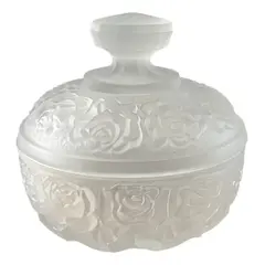 Foto de um(a) Antiga Caixa Decorativa Bomboniere Cristal Francês Satiné, da categoria de Cestos e Caixas. Antiga e imponente caixa decorativa, porta joias ou bomboniere em cristal francês satiné. Decoração floral em relevo,... Vendido no marketplace Trésors.