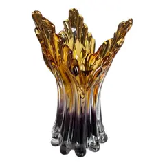 Foto de um(a) Antigo Vaso Cornucópia Em Murano Italiano Âmbar Art Deco, da categoria de Vasos. Belíssimo vaso de Murano artístico, feito à mão. Formato icônico, da mesma época das cornucópias. Década de 1960/70.Linda... Vendido no marketplace Trésors.