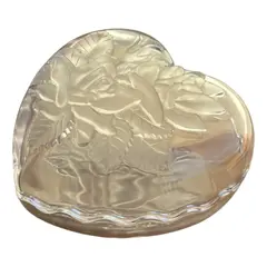 Foto de um(a) Antiga Caixa Decorativa Porta Joias Coração Cristal Satiné, da categoria de Porta-Jóias. Antiga caixa decorativa porta joias no formato de coração em cristal francês com detalhes em satiné.Medidas 8x15x15cm. Vendido no marketplace Trésors.