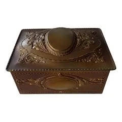 Foto de um(a) Deposé Antiga Rara Caixa Porta Joias Metal Francês Boulle, da categoria de Cestos e Caixas. ~ Deposé France ~Antiga e fina caixa decorativa, porta joias em bronze francês. Linda decoração boulle com guirlandas e... Vendido no marketplace Trésors.