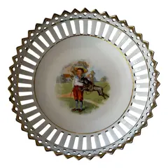 Foto de um(a) Antigo Prato Decorativo Borda Fenestrada Porcelana Schumann, da categoria de Pratos Decorativos. ~ Schumann Bavaria ~Antigo e decorarivo prato fruteira em porcelana alemã com a borda fenestrada e filete em ouro. Belíssima... Vendido no marketplace Trésors.