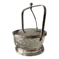 Foto de um(a) Antiga Queijeira Farinheira Açucareiro Prata Epns E Cristal, da categoria de Garrafas, potes e jarros. Antiga e finíssima queijeira/açucareiro/farinheira (são várias as utilidades para essa peça) em metal espessurado a prata,... Vendido no marketplace Trésors.