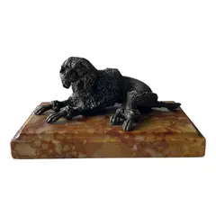 Foto de um(a) Antiga Escultura Cachorro Poodle Petit Bronze E Mármore, da categoria de Escultura. Antiga e linda escultura de cachorro da raça poodle em pétit bronze sobre mármore italiano Rosso Verona. Peça artística.... Vendido no marketplace Trésors.