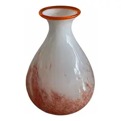 Foto de um(a) Antigo Vaso Jarro Art Deco Murano Italiano Leitoso Laranja, da categoria de Vasos. ~ Italy Glass ~Belíssimo vaso artístico em Murano branco leitoso com rajados em tons de laranja e vermelho. O bocal tem uma... Vendido no marketplace Trésors.