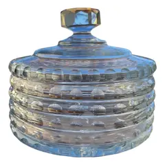 Foto de um(a) Antiga Bomboniere Caixa Decorativa Porta Joias Cristal Deco, da categoria de Cestos e Caixas. Antiga caixa decorativa, porta joias ou bomboniere em cristal alemão. Peça muito fina, toda lapidada à mão com o fundo... Vendido no marketplace Trésors.