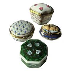 Foto de um(a) Antiga Coleção De Caixinhas Porta Comprimidos Porcelana, da categoria de Cestos e Caixas. Antigas e lindas caixinhas decorativas ou porta comprimidos em porcelana europeia. Medidas entre 5 e 6cm cada. Vendido no marketplace Trésors.