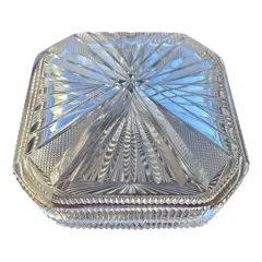Foto de um(a) Antiga Caixa Decorativa Porta Joias Cristal Francês Baccarat, da categoria de Porta-Jóias. Antiga e especial caixa decorativa em cristal francês Baccarat, com primorosa lapidação manual.Seja como porta joias,... Vendido no marketplace Trésors.