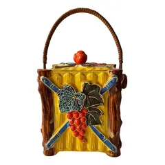 Foto de um(a) Antiga Rara Bomboniere Biscoiteira Art Deco Em Faiança Alemã, da categoria de Garrafas, potes e jarros. Antiga e rara caixa biscoiteira em faiança alemã. Lindas cores e decoração em relevo, muito decorativa. Essas peças são... Vendido no marketplace Trésors.