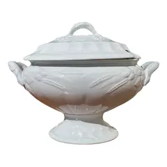 Foto de um(a) Antiga Grande Sopeira Em Porcelana Inglesa Ramo De Trigo, da categoria de Terrinas de sopa. ~ J&G Meakin Hanley ~ Clássica e atemporal, esta antiga e grande sopeira em porcelana inglesa na cor branca, decoração com... Vendido no marketplace Trésors.