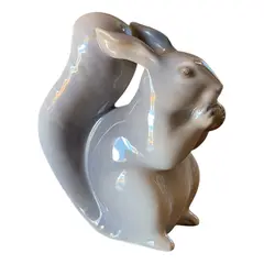 Foto de um(a) Antigo Bibelô Figurine Esquilo Porcelana Royal Copenhagen, da categoria de Modelos e estatuetas. Royal CopenhagenAntiga e rara escultura/bibelô em porcelana artística. Peça catalogada e assinada pelo artista. Item de... Vendido no marketplace Trésors.