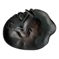 Foto de um(a) Antiga Escultura Porta Cartão Francês Dama Art Nouveau, da categoria de Escultura. Antiga escultura decorativa, despojador ou porta cartões em pétit bronze francês. Peça artística e assinada. Período Art... Vendido no marketplace Trésors.