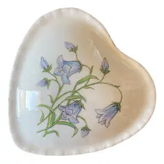 Foto de um(a) Antigo Coração Porta Joias Porcelana Inglesa Bone China, da categoria de Porta-Jóias. ~ Jean Mercer ~Antiga e rara caixinha decorativa ou porta joias no formato de coração, porcelana artística inglesa. Designer... Vendido no marketplace Trésors.