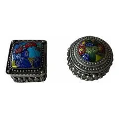 Foto de um(a) Antigo Par De Caixinhas Art Deco Em Prata Murano Millefiori, da categoria de Cestos e Caixas. Antigas caixinhas em prata com a tampa em Murano Italiano técnica Millefiori, uma das mais procuradas e colecionáveis.... Vendido no marketplace Trésors.
