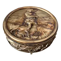 Foto de um(a) Antiga Escultura Caixa Decorativa Pétit Bronze Francês Debut, da categoria de Cestos e Caixas. ~ Retour Des Champs par Marcel Debut ~Antiga e grande caixa decorativa em bronze francês, com relevos artísticos. A cena... Vendido no marketplace Trésors.