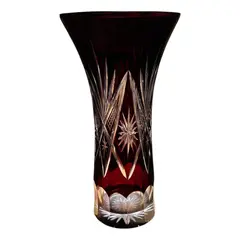 Foto de um(a) Antigo Raro Vaso Jarro Em Cristal Baccarat Lapidado À Mão, da categoria de Vasos. Antigo e elegante vaso em cristal europeu doublé na cor bordô, uma cor linda, que combina com tudo. Em contato com a luz ele... Vendido no marketplace Trésors.