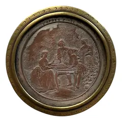 Foto de um(a) Antigo Púcaro Caixinha Com Cena Em Bronze Francês Assinado, da categoria de Cestos e Caixas. Antiga e original caixinha artística em bronze francês do início dos século XX. Assinada. Medidas 3x8cm. Vendido no marketplace Trésors.