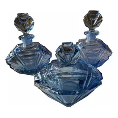 Foto de um(a) Antigo Perfumeiro Coleção Conjunto Toilette Cristal Art Deco, da categoria de Perfumeiros. Antigo e finíssimo conjunto de toucador para toilette composto por dois perfumeiros e uma caixa/porta joias.Cristal tcheco... Vendido no marketplace Trésors.