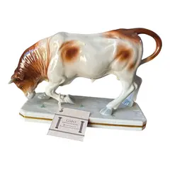 Foto de um(a) Antiga Escultura Touro Boi Porcelana Alemã Scheibe Alsbach, da categoria de Escultura. Scheibe-Alsbach fundada em 1835.Antiga e decorativa escultura de touro, feita à mão, em porcelana artística alemã, com... Vendido no marketplace Trésors.