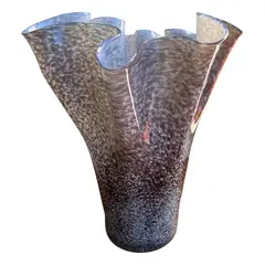 Foto de um(a) Antigo Grande Vaso Jarro Murano Italiano Leitoso Opalescente, da categoria de Vasos. Antigo e grande vaso artístico em Murano leitoso, com nuances meio opalescentes na borda ondulada. Lindas cores e o formato... Vendido no marketplace Trésors.