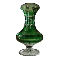 Foto de um(a) Antigo Raro Vaso Jarro Cristal Baccarat Verde Esmeralda, da categoria de Vasos. Antigo e fino vaso em cristal doublé europeu na cor verde esmeralda. Lindíssima lapidação manual e formato muito chique,... Vendido no marketplace Trésors.