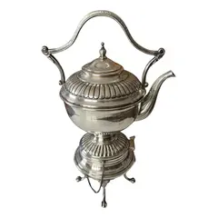 Foto de um(a) Antigo Raro Samovar Bule Completo Prata Inglesa Sheffield, da categoria de Chaleiras. ~ Sheffield ~Antigo e finíssimo samovar em metal espessurado a prata, estilo inglês. Todo original, com detalhes em relevo,... Vendido no marketplace Trésors.