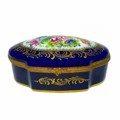 Foto de um(a) Antiga Caixa Decorativa Porta Jóias Porcelana Sèvres France, da categoria de Cestos e Caixas. Sèvres. Antiga caixa porta jóias em porcelana artística francesa da manufatura de Sèvres, cor azul cobalto, a favorita do... Vendido no marketplace Trésors.