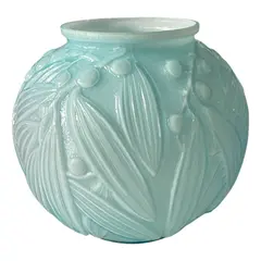 Foto de um(a) Antigo Raro Vaso Jarro Bojudo Em Opalina Azul Art Deco, da categoria de Vasos. Antigo e lindo vaso bojudo em opalina artística na cor azul, linda decoração com folhagens em relevo. Muito decorativo e... Vendido no marketplace Trésors.