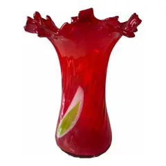 Foto de um(a) Antigo Grande Legítimo Vaso Murano Italiano Vermelho A. Deco, da categoria de Vasos. ~ Italy Glass ~Antigo e grande vaso artístico em Murano Italiano soufflé gomado com a borda plissada, cor vermelho rubi com... Vendido no marketplace Trésors.