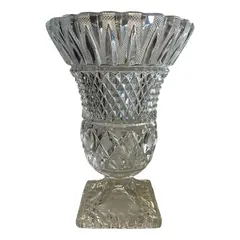 Foto de um(a) Antigo Vaso Cachepot Jarro Modelo Médici Em Cristal Tcheco, da categoria de Vasos. Antigo e clássico vaso artístico, modelo Medici, em cristal Tcheco lapidado à mão. Lapidação estrelada, e ponta de diamante.... Vendido no marketplace Trésors.