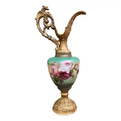 Foto de um(a) Antiga Rara Ânfora Jarro Decorativo Dourado Opalina França, da categoria de Jarros. Antiga e grande jarra decorativa com estrutura em metal trabalhado e parte central em opalina francesa pintada à mão. Peça... Vendido no marketplace Trésors.