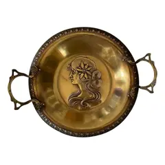 Foto de um(a) Antigo Centro De Mesa Rosto Dama Art Nouveau Bronze Francês, da categoria de Centro de mesa. Antigo e especial centro de mesa em bronze francês com lindo trabalho com decoração central de rosto de dama, traços bem... Vendido no marketplace Trésors.
