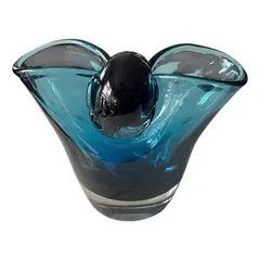 Foto de um(a) Antigo Vaso Decorativo Em Murano Italiano Azul Art Deco, da categoria de Vasos. Antigo e muito diferente vaso “gota” em Murano italiano na cor azul. Ele tem um formato icônico, com essa divisão da gota no... Vendido no marketplace Trésors.
