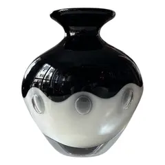 Foto de um(a) Antigo Vaso Art Deco Murano Italiano Leitoso Preto E Branco, da categoria de Vasos. Antigo vaso em Murano italiano leitoso. Peça artística, ricamente feita à mão. Técnica de trabalho Bullicante com bolhas... Vendido no marketplace Trésors.
