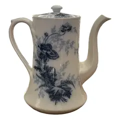 Foto de um(a) Antigo Raro Bule Porcelana Branca Azul Borrão Johnson Bros, da categoria de Bules. ~ Johnson Bros ~Antigo e raro bule em porcelana inglesa branca com decoração floral em azul borrão, modelo Paris, década de... Vendido no marketplace Trésors.