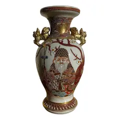Foto de um(a) Antigo Raro Vaso Jarro Oriental Porcelana Japonesa Satsuma, da categoria de Vasos. ~ Satsuma Imperial ~Antigo e raro vaso oriental com com alças no formato de cães de fó. Peça total artística pintada à mão... Vendido no marketplace Trésors.