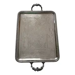 Foto de um(a) Antiga Grande Bandeja Trabalhada Em Prata Eberle, da categoria de Bandejas. ~ Eberle Silverplate ~ Antiga e grande bandeja em prata Eberle com alças trabalhadas no formato de flores em relevo, e... Vendido no marketplace Trésors.