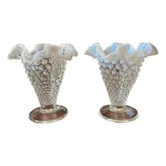 Foto de um(a) Antigo Par De Vasos Em Opalina Opalescente Fenton Glass, da categoria de Vasos. ~ Fenton Art Glass ~ Manufatura americana fundada em 1905. Antigos e atemporais vasos artísticos em vidro opalescente com a... Vendido no marketplace Trésors.