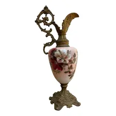 Foto de um(a) Antiga Escultura Ânfora Jarro Pétit Bronze Francês Opalina, da categoria de Jarros. Antiga e grande jarra decorativa com estrutura em metal trabalhado e parte central em opalina francesa pintada à mão. Peça... Vendido no marketplace Trésors.