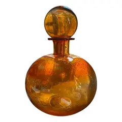 Foto de um(a) Antiga Garrafa Decorativa Murano Com Ouro Carnival Glass, da categoria de Garrafas. Carnival Glass. Antiga e super diferente garrafa decorativa em Murano artístico iridescente, possui pequenas partículas de... Vendido no marketplace Trésors.