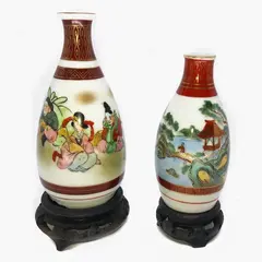 Foto de um(a) Antigo Par De Pequenos Vasos Orientais Porcelana Japonesa, da categoria de Vasos. Antigo par de vasinhos orientais em porcelana japonesa, pintados à mão. Base em madeira de lei. Altura 14 e 17cm. Vendido no marketplace Trésors.