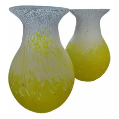 Foto de um(a) Antigo Par De Vasos Jarros Art Deco Em Murano Pâte De Verre, da categoria de Vasos. ~ Pâte de Verre ~Antigo e belíssimo par de vasos artísticos em Murano amarelo com rajados em branco e pequenos pontos em... Vendido no marketplace Trésors.