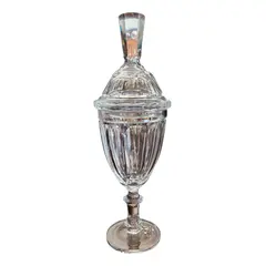 Foto de um(a) Antiga Elegante Bomboniere Baleiro Potiche Cristal Baccarat, da categoria de Garrafas, potes e jarros. Antiga e finíssima bomboniere em cristal Baccarat, ricamente lapidada à mão. Peça imponente, bastante versátil, para servir... Vendido no marketplace Trésors.