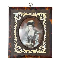 Foto de um(a) Antigo Quadrinho Camafeu Portrait Miniature Vitoriano, da categoria de Outros colecionáveis. Antigo e importante quadrinho camafeu (Portrait Miniature). Armação em marfim com casco de tartaruga, com linda figura de... Vendido no marketplace Trésors.