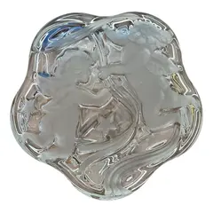 Foto de um(a) Antiga Caixa Decorativa Figura Anjo Cristal Francês Satiné, da categoria de Cestos e Caixas. Antiga caixa decorativa em cristal francês, com belíssima decoração de anjos satiné em baixo relevo. Peça importante, de... Vendido no marketplace Trésors.