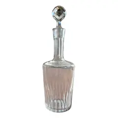 Foto de um(a) Antiga Garrafa Galheteiro Licoreira Cristal France Baccarat, da categoria de Garrafas, potes e jarros. Antiga e finíssima garrafa em cristal francês Baccarat. Peça versátil, pode ser usada como galheteiro. Design clássico e... Vendido no marketplace Trésors.